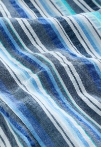 Stof met strepen in blauwe, turquoise en witte lijnen van verschillende breedtes. Lichtgewicht textuur met een zachte afwerking en een subtiele glans.