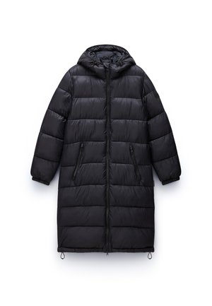 Czarna kurtka puchowa z kapturem, o długim fasonie, poziomym pikowaniem, dwoma przednimi kieszeniami na zamek oraz regulowanym ściągaczem u dołu.
