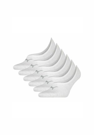 Sju par vita låga ankelsockor med en liten grå Puma-logotyp på varje, arrangerade i ett fläktat mönster.