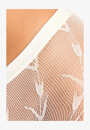 Tissu en maille blanche avec motif floral et surface texturée ; doté d'une ceinture blanche douce avec le nom de la marque en relief.