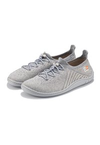 Szare dzianinowe sneakersy z elastycznymi sznurówkami, cushioning soles oraz teksturowanym wykończeniem. Posiadają małe logo po boku oraz kontrastowe przeszycie.