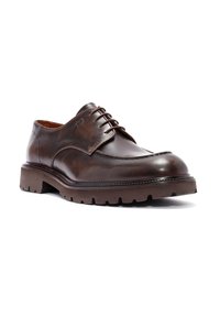 Zapato de vestir de cuero marrón con punta redonda, diseño con cordones y una suela de goma resistente y texturada. Se aprecian detalles de costura sutiles.