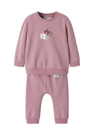 Ensemble deux pièces rose doux pour tout-petit avec haut à manches longues et pantalon, avec petits imprimés floraux sur la poitrine et la cuisse.