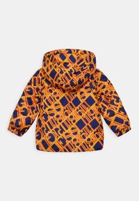 Vadderad jacka med ett multicolor mönster i orange, blått och svart i geometrisk design. Utrustad med huva och elastiska mudd för en säker passform.