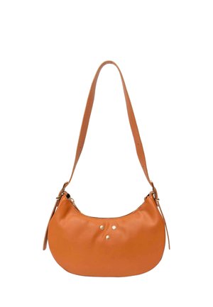 Sac à main en cuir marron en forme de croissant avec une bandoulière réglable et trois petits clous dorés au centre avant.