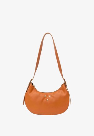 Sac à main en cuir marron en forme de croissant avec une bandoulière réglable et trois petits clous dorés au centre avant.