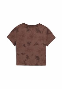 Brązowy t-shirt z krótkim rękawem w tie-dye, z okrągłym dekoltem i luźnym krojem. Materiał ma miękką teksturę i unikalny wzór przypominający chmury.