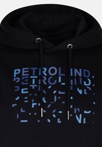 Czarny hoodie z gradientowym nadrukiem tekstu "PETROL" w odcieniach niebieskiego. Zawiera sznurki ściągające i srebrne oczka.