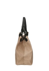 Borsa di paglia beige intrecciata con superficie texture, dettagli in pelle nera e un manico superiore. Presenta un'apertura arricciata per la chiusura.