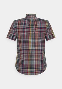 Kortärmad rutig skjorta i en blandning av röd, marinblå, grön och gul färg, med krage och rundad nederkant bak.