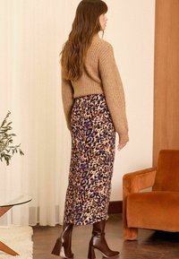 Love & Roses REGULAR FIT - PRINTED MIDI  - Krilo A-kroja - beige animal