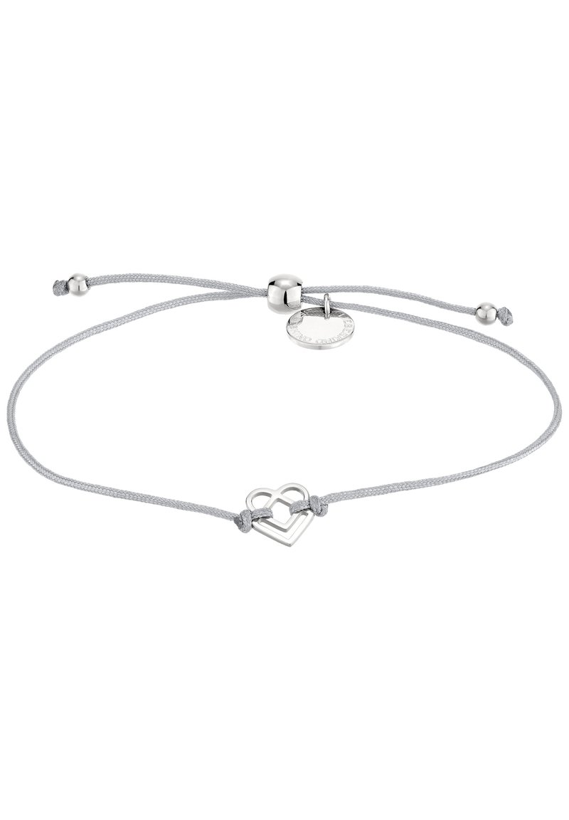 Pulsera ajustable gris con un charm de doble corazón plateado y una etiqueta circular, que presenta un acabado pulido y una textura trenzada.