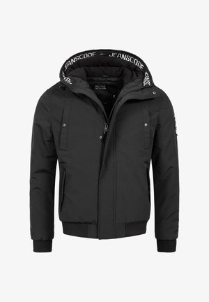 Veste rembourrée noire avec capuche amovible, fermeture éclair à l'avant, poches latérales et poignets côtelés. L'intérieur présente un détail logo le long de la capuche.