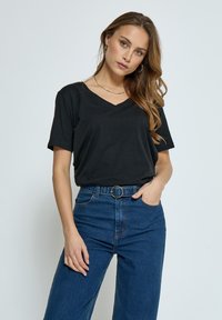 Minus - MILETI V-NECK TEE - Navadna majica - black Miniaturna slika 1