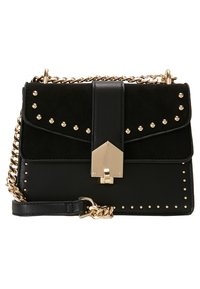 Czarna torebka z faux skóry z zamszową klapką, złotymi ćwiekami i metalowym zapięciem. Posiada złotą łańcuszkową rączkę oraz prostokątny kształt.