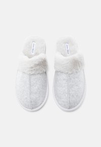 Grijze gevoerde slippers met een fluffy witte nepbont band over de bovenkant. Ronde vorm en een gladde witte randafwerking. Gemarkeerd met "ANNA FIELD."