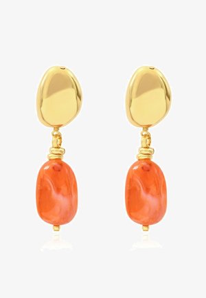 Des boucles d'oreilles clips en métal doré avec des suspensions en résine orange de forme irrégulière, surfaces lisses et polies, paire symétrique présentée sur un fond blanc.