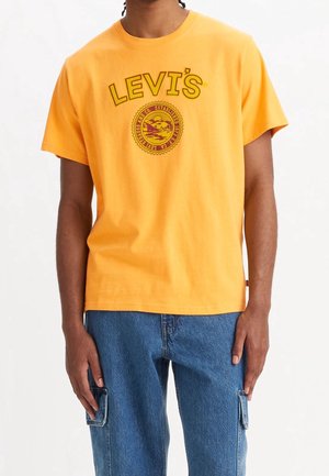 Oranges Baumwoll-T-Shirt mit "LEVI'S"-Logo und einem runden Grafikdruck. Klassisches Crewneck-Design mit kurzen Ärmeln, kombiniert mit Jeans.