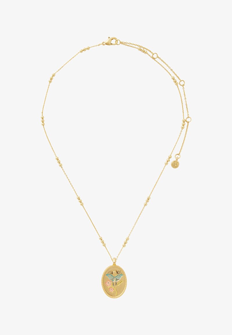 Gouden ketting met kralen en een ovale hanger met een blauwe vlinder en roze bloemen, met fijne gegraveerde details.