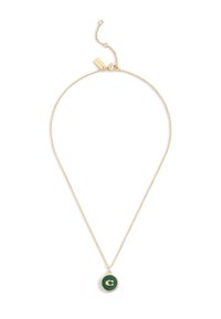 Collier en chaîne dorée avec un pendentif circulaire au fond vert foncé et une lettre "C" dorée au centre.