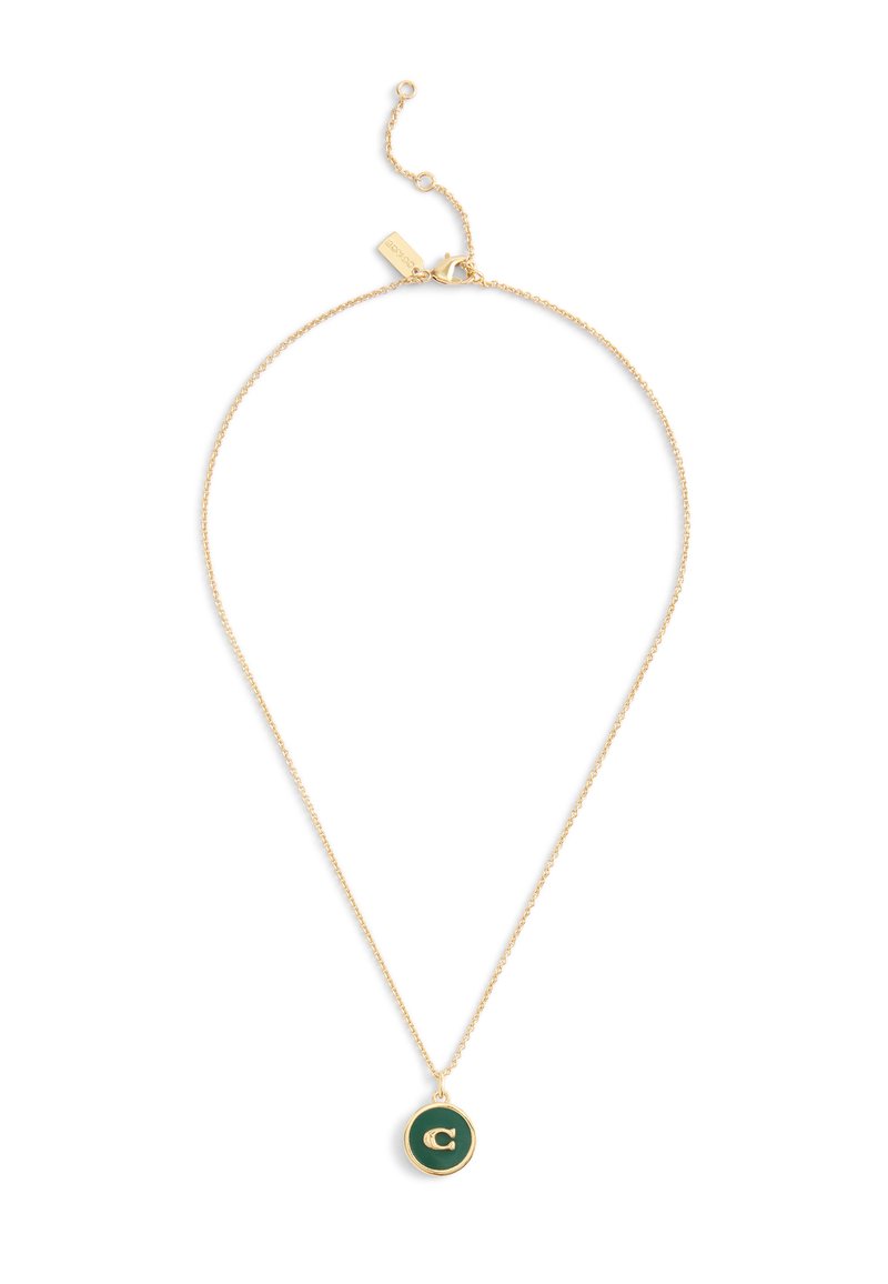 Collier en chaîne dorée avec un pendentif circulaire au fond vert foncé et une lettre "C" dorée au centre.