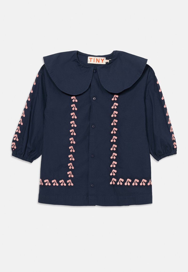 Blusa per bambini di colore blu navy con ampio colletto rotondo, chiusura con bottoni, maniche a 3/4 e ricamo di ciliegie rosa lungo le maniche e i bordi frontali.