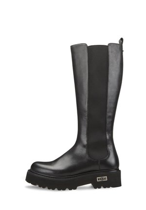 Stivali neri fino al ginocchio con finitura in pelle liscia, pannelli laterali elastici e suola spessa e texturizzata. Presentano un piccolo logo metallico come dettaglio.