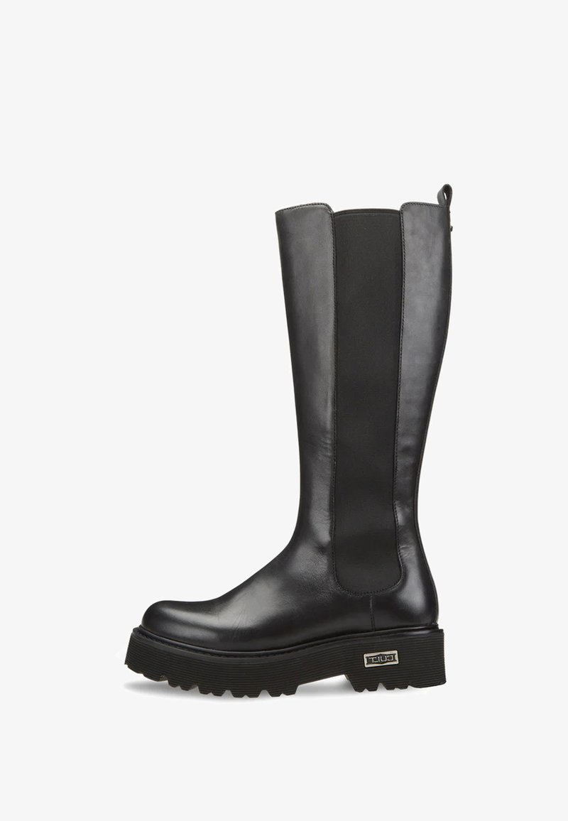 Czarne kozaki za kolano z gładką skórzaną powierzchnią, elastycznymi panelami po bokach i grubą, teksturowaną podeszwą. Ozdobione małym metalicznym logo.