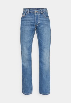 Lys blå denimjeans med rett ben-design, fem lommer og synlig søm. Stoffet har en myk tekstur og en lett bleking.