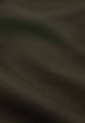 Tissu côtelé vert olive foncé avec une texture lisse, présentant des variations subtiles de couleur et des reflets de lumière sur la surface.