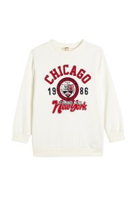 Sudadera blanca de manga larga, con gráficos en rojo y negro: "CHICAGO 1986" y "DEPARTAMENTO ATLÉTICO. Nueva York." Puños y cuello acanalados.