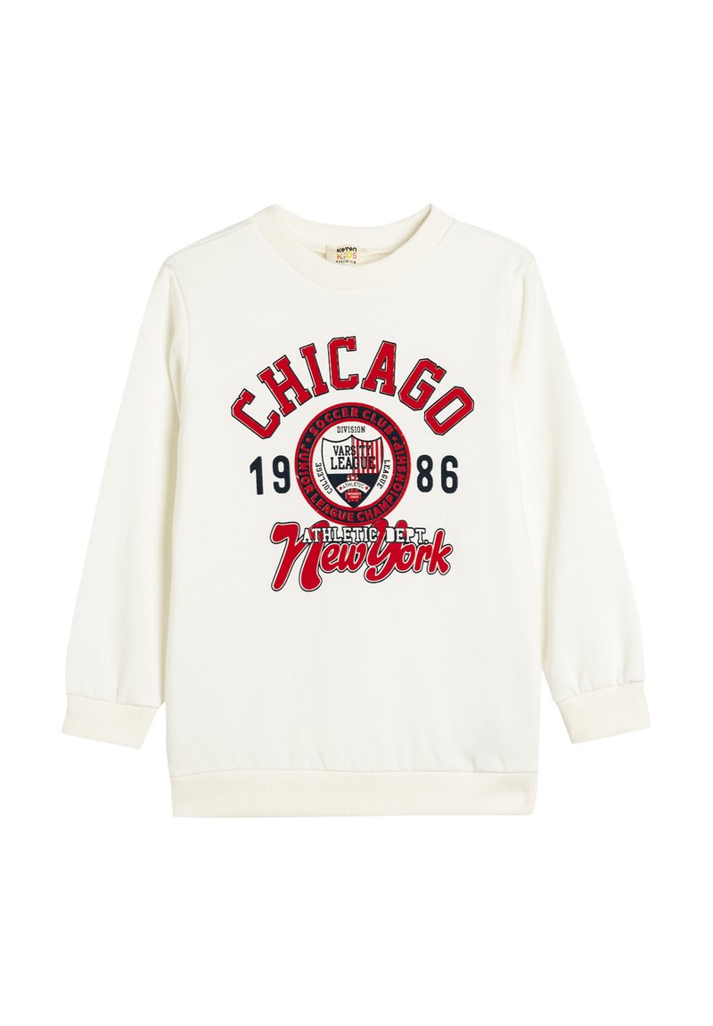 Sudadera blanca de manga larga, con gráficos en rojo y negro: "CHICAGO 1986" y "DEPARTAMENTO ATLÉTICO. Nueva York." Puños y cuello acanalados.
