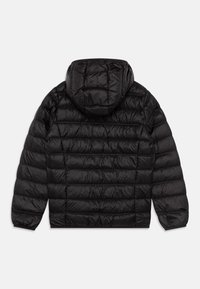 Schwarze Steppjacke mit Kapuze, ausgestattet mit einem gesteppten Design, glatter Textur und elastischen Bündchen. Die Rückansicht zeigt horizontale Nähte.