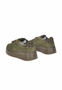 Sneaker platform in suede verde con dettagli in stampa leopardata sul tallone e suole in gomma marrone, viste da dietro e di lato.