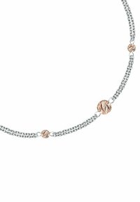 Collana in argento con accenti in oro rosa texture. Presenta anelli rotondi alternati lisci e attorcigliati per un aspetto elegante.