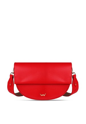Červená kožená crossbody kabelka zaobleného tvaru, s překlopným zavíráním a zlatými kovovými doplňky. Obsahuje odnímatelný popruh.