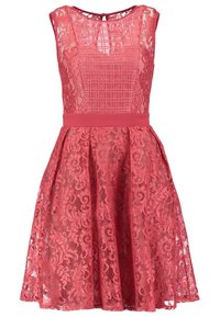 Korallfärgad spetsklänning med ärmlös design, figursydd liv och utställd kjol. Har intrikata spetsmönster och detalj vid midjan.