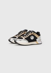 Schwarze und goldene Sneaker aus einer Mischung aus Stoff und synthetischen Materialien, mit metallischen Akzenten, rundem Logo und einem gepolsterten Sohlen-Design.