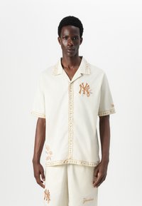 New Era - TAPING REVERE SHIRT - Shirt - off white Thumbnail Image 1