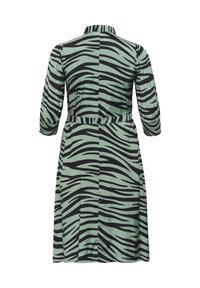 Abito tigre nei toni del verde e nero con maniche tre quarti, colletto a bottoni e vita aderente. Tessuto morbido con un design fluido.