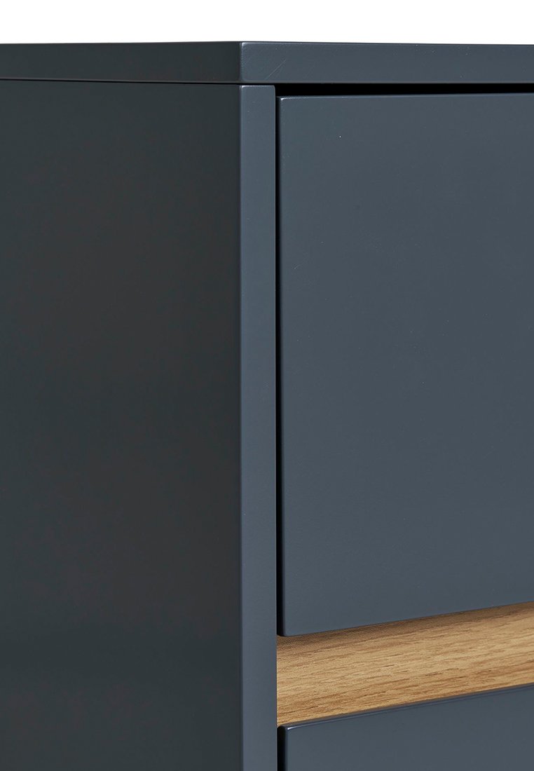 Armadio angolare grigio con due cassetti a pannello piatto. Un accento in legno chiaro corre orizzontalmente tra i cassetti. Superficie liscia e solida.