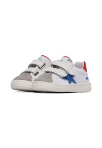 Sneaker bianche con punta in suede grigia, dettaglio a forma di stella blu e accenti rossi sul tallone. Presentano due strap in Velcro per una vestibilità regolabile e una suola testurizzata.