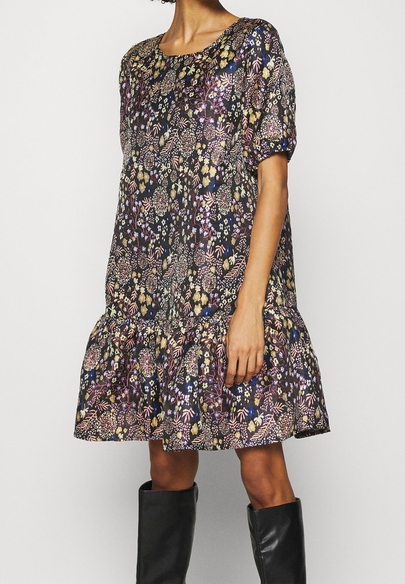 Blumendruckkleid mit dunklem Hintergrund, kurzen Puffärmeln und Rüsche am Saum. Verfügt über mehrfarbige Blumen und Blätter aus einem strukturierten Stoff.