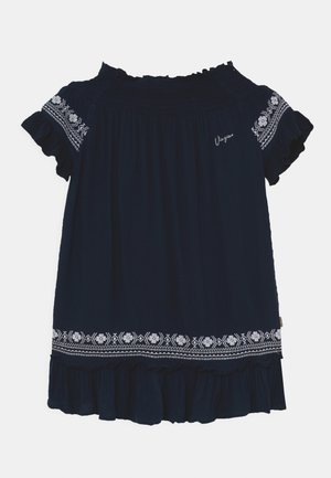 Granatowa sukienka dla dziewczynek z karbowanym dekoltem, falbankowymi rękawami i dołem, białą kwiatową haftą na rękawach i dole oraz małym białym logo w formie napisu.