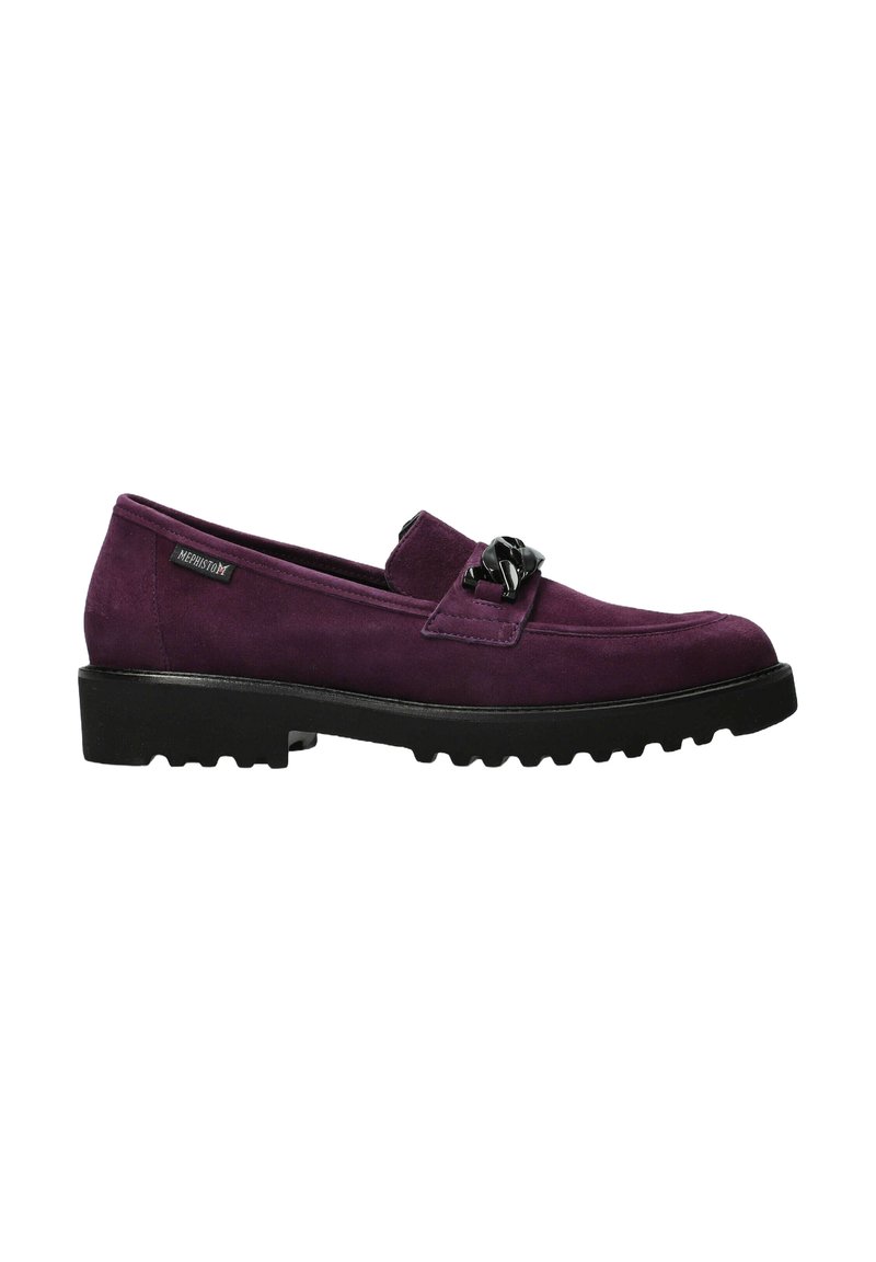 Mocassins en daim violet avec une semelle en caoutchouc. Dotés d'une chaîne décorative noire sur le cou-de-pied. Design à profil bas et bout rond.