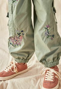 Next PARACHUTE - REGULAR FIT - Cargo hlače - khaki green embellished