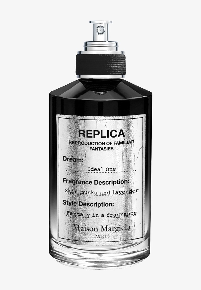 Czarna szklana butelka perfum z srebrną etykietą przedstawiającą zapach Replica Ideal One z piżmami skórnymi i lawendą od Maison Margiela Paris.