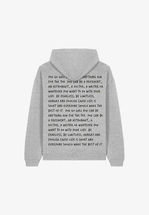 Szürke kapucnis pulóver, amelyen nagy fekete feliratok találhatók a hátsó részen, motiváló mondatokkal. Puha anyagból készült és kényelmes fazonú.