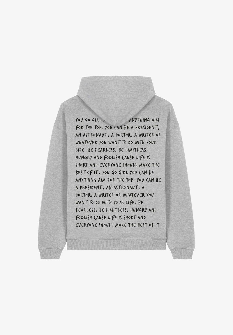 Felpa con cappuccio grigia caratterizzata da grandi testi neri sulla parte posteriore con frasi motivazionali. Materiale morbido e vestibilità rilassata.