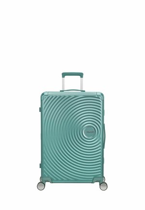 Hartschalen-Koffer in Türkis mit Spiralmuster, vier Rollen, ausziehbarem Griff und seitlichem Tragegriff, steht aufrecht vor weißem Hintergrund.